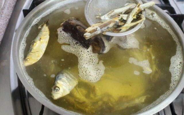 멸치 육수 “이렇게 내면” 칼슘은 사라지고 염분만 폭발합니다! 영양 지키는 법 확인하세요
