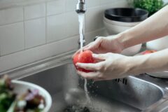 “식초 아닙니다” 과일, 채소 가장 깨끗하게 씻는 방법이라는 이것
