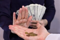 평생 동안 돈에 쪼들리는 사람들의 특징 4가지
