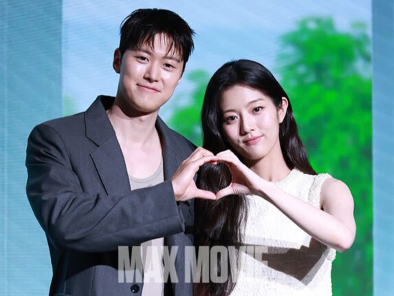 [맥스포토] 커플로 만난 공명·신은수, 설레는 키 차이