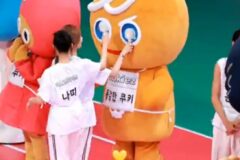 아육대 쿠키런 쿠키들한테 손풍기 해주는 여돌