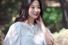 얼굴 천재의 원조인 자연 미인의 위엄…49세 여배우, 화이트 블라우스 하나로 올킬