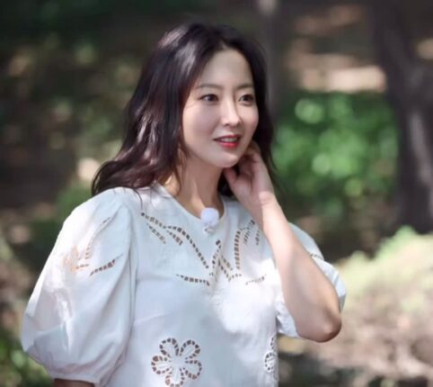 얼굴 천재의 원조인 자연 미인의 위엄…49세 여배우, 화이트 블라우스 하나로 올킬