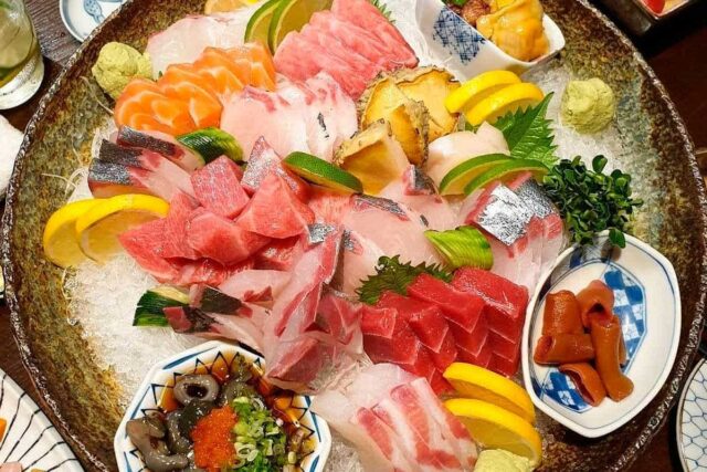 바다의 신선한 풍미와 활력이 넘치는 부산 맛집 5곳
