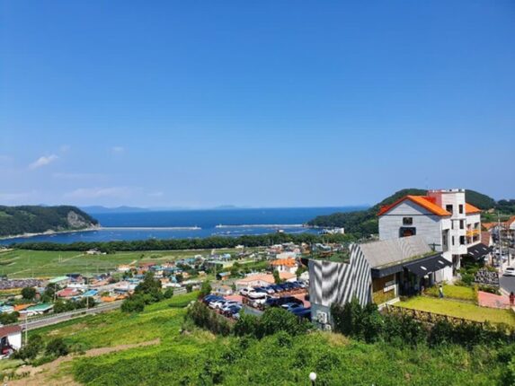 남해 가볼 만한 곳, 에메랄드빛 바다와 초록빛 산의 조화