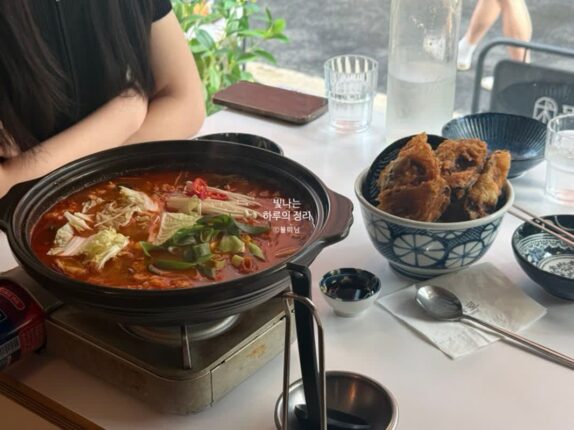 성수 맛집 다이닝 목로에서 곱창전골과 가지튀김 세트