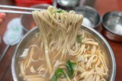 담백한 국물과 쫄깃한 면발이 매력적인 칼국수 맛집 5곳