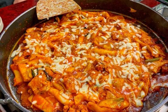 불향 가득한 뜨거운 맛을 즐길 수 있는 철판 닭갈비 맛집 5곳