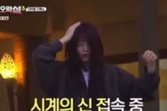 안유진 시계의신 계속 찍고있었네
