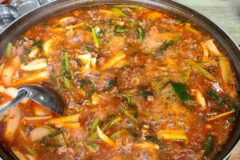 진한 고기 풍미와 얼큰한 국물이 매력적인 돼지찌개 맛집 5곳