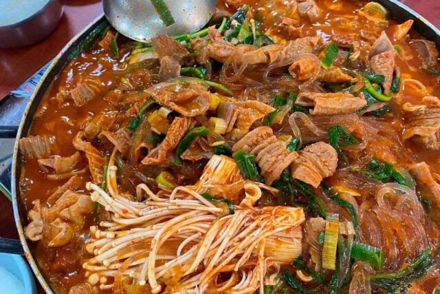 얼큰한 국물과 쫄깃한 곱창의 조화가 일품인 곱창전골 맛집 5곳