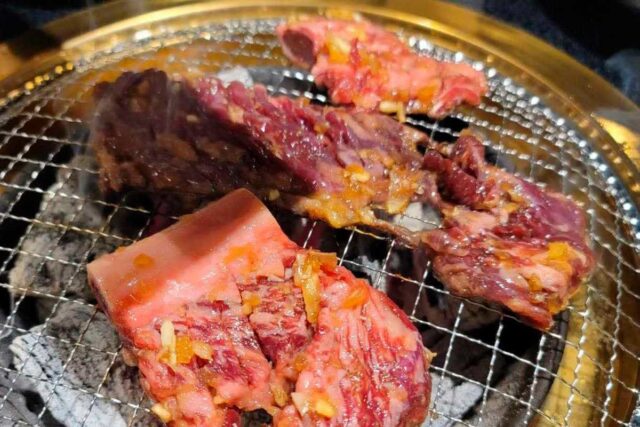 부드러운 육질과 깊은 풍미로 미식가를 사로잡는 한우 맛집 5곳