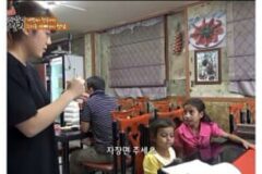 싱글벙글 짜장면을 처음 먹는 네팔 어린이