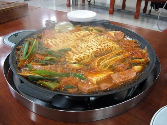 부대찌개, 이렇게 끓이면 혈관이 막힙니다. 대부분 이 실수로 독이 됩니다
