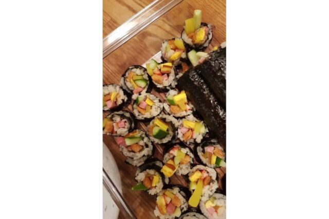 대충 만든 김밥을 가져갔는데 부장이 먹고나서 100만원 줄테니까 일주일에 한번씩 만들어달라고 한다면?