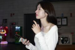 꾸밈없이 시크하다… 안하영의 미니멀 화이트룩