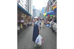 성유리, 시장 골목에서도 빛나는 꾸안꾸의 정석