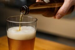 “그냥 버리면 안 됩니다…” 유통기한 지난 맥주 재활용하는 방법