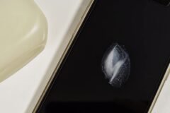 “훨씬 깔끔해집니다” 지저분한 휴대폰 액정, 바세린으로 닦아 보세요