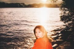 빛이 이주빈 편이었네” 노을과 같이 물드는 레드 카디건 룩