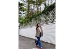 레드 운동화 하나로 분위기 뒤집는 법, 채정안이 보여줬다
