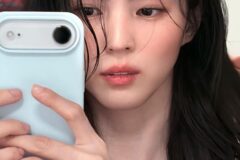 한소희의 ‘힘 뺀 롱 웨이브’, 부드럽게 흐르는 실루엣이 포인트