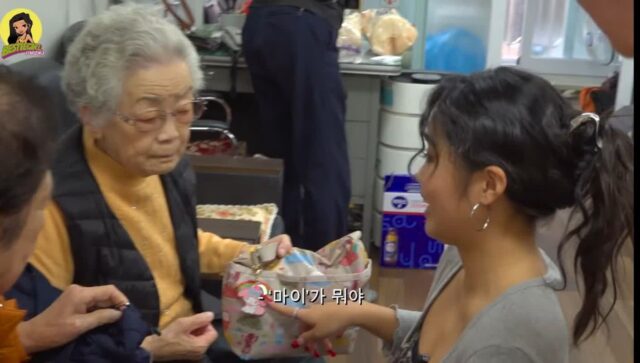 할머니들과 친해지려고 키링 사온 하리무