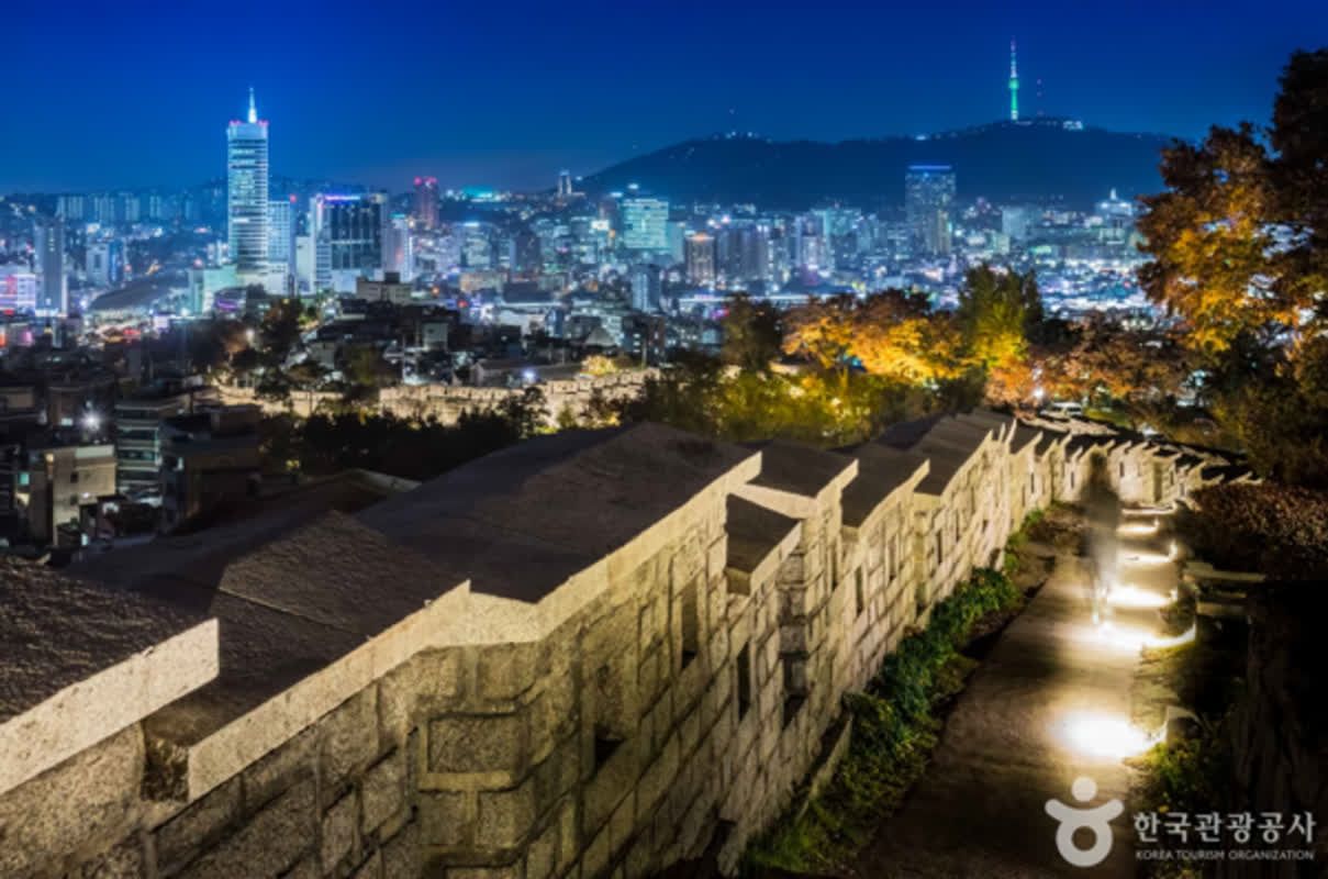 종로 가볼 만한 곳, 활기찬 시장과 예술 공간이 공존하는 거리 | 투어코리아