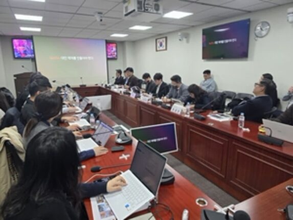 “넷플릭스 독주, K-콘텐츠 위기 초래”…티빙·웨이브 합병론 부상