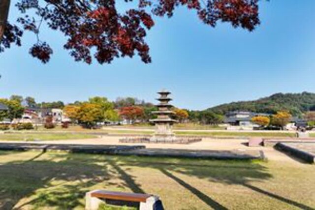 “이건 국보급 영화 세트장인데요” 정림사지 5층 석탑에 깃든 단풍과 천년의 가을