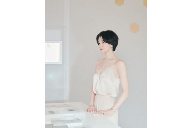 “이 드레스 하나로 클래스가 달라졌습니다” 송혜교, 미니멀의 여왕