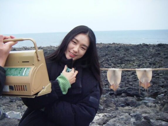 안은진, 34살의 청순 민낯…제주 바다보다 맑은 미모