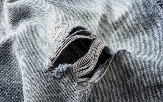 “바지를 보면…” 돈이 없는 게 티가 나는 사람들의 공통점