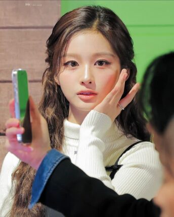 “설윤, 이 비주얼 진짜 실화야?” 팬들 난리 난 이유는?