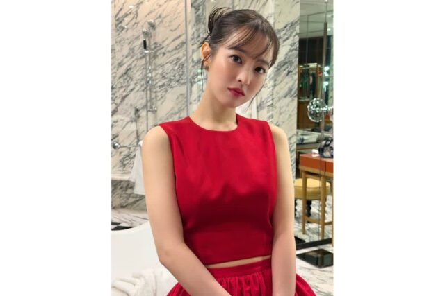 한지민도 인정한 뽀블리 박보영, 파격 레드룩 미모 제대로 빛나