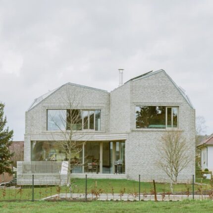 유행을 타지 않는 멋과 품격을 느낄 수 있는 집! 벽돌과 아연지붕으로 견고하고 튼튼하게 설계된 예쁜 전원주택 속 정원꾸미기 정원인테리어