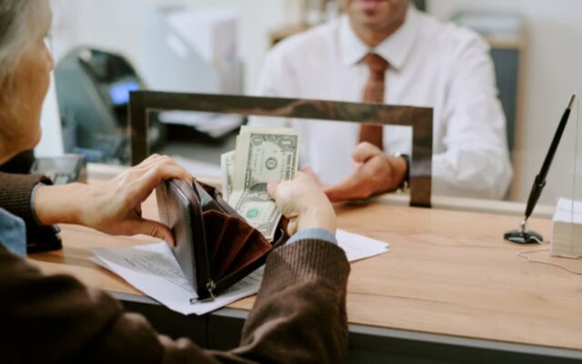 60살 넘어 절대 돈을 쓰면 안 되는 곳 4