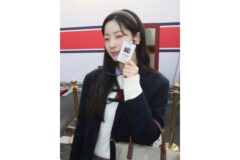 다현의 니트 로고 포인트… 이 조합이 유난히 세련돼 보이는 이유는?