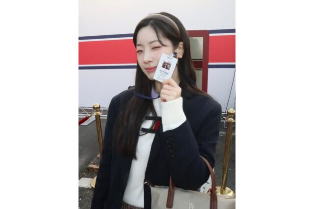 다현의 니트 로고 포인트… 이 조합이 유난히 세련돼 보이는 이유는?