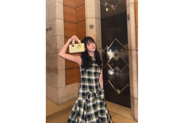 지수가 체크 드레스를 이렇게 우아하게 소화하는 비결이 뭘까?