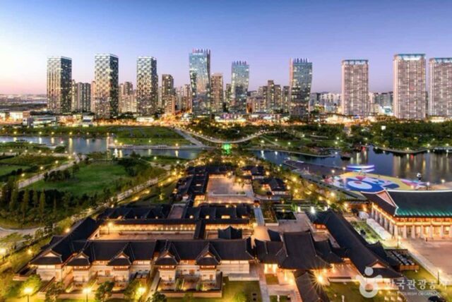 인천 송도의 가을, 센트럴파크의 바람과 쇼핑의 즐거움이 공존하는 풍경