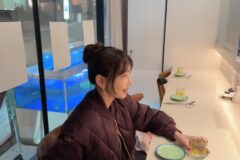 “그냥 패딩이라고 보기엔 너무 예쁜데?” 와인 컬러 하나로 분위기 뒤집은 강예원 겨울룩