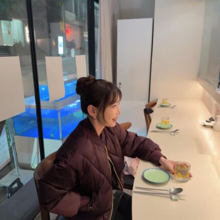 “그냥 패딩이라고 보기엔 너무 예쁜데?” 와인 컬러 하나로 분위기 뒤집은 강예원 겨울룩