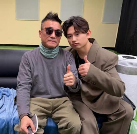 58살 김건모, 6년 만의 충격 근황…수척해진 얼굴에 엄지 척