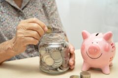 “60 넘어 순식간에 가난해지는 행동” 3위 사업, 2위 자식, 1위는?