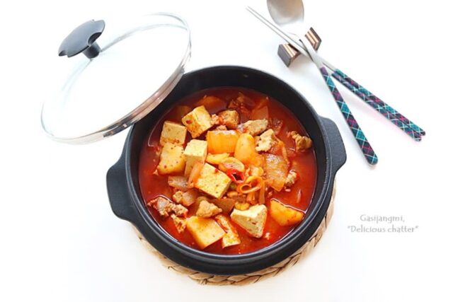 돼지고기 고추장찌개 얼큰한 국물요리 찌개 삼겹살 고추장찌개