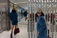 역시 원조 패셔니스타…이혜영, 53세의 독보적인 쇼핑룩