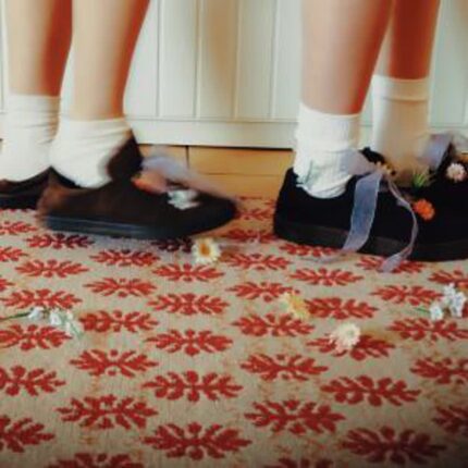 2인조 여성 밴드 OmO, 신곡 ‘오마주’ 발표… 불완전한 자아에 바치는 헌사