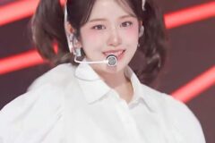 레이의 귀여운 머리를 흡수하는 안유진