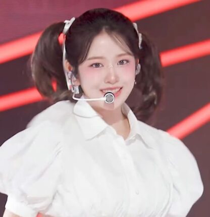 레이의 귀여운 머리를 흡수하는 안유진